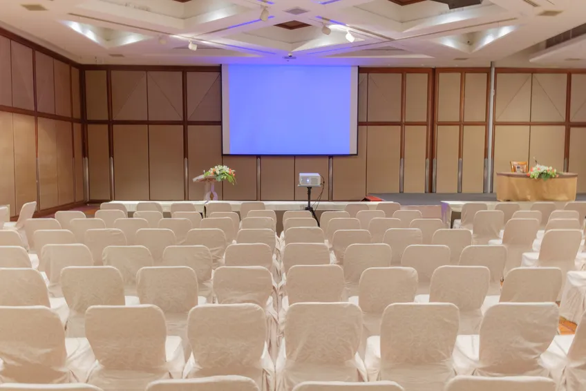 Profesjonalna instalacja audio-video w sali kongresowej