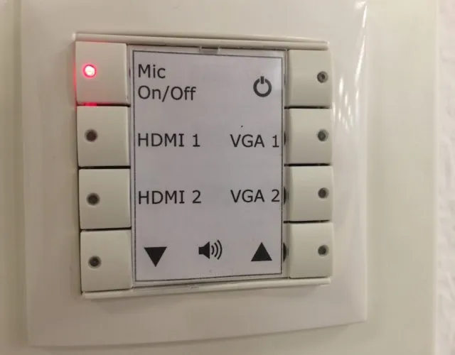 Panel sterowania AV na ścianie